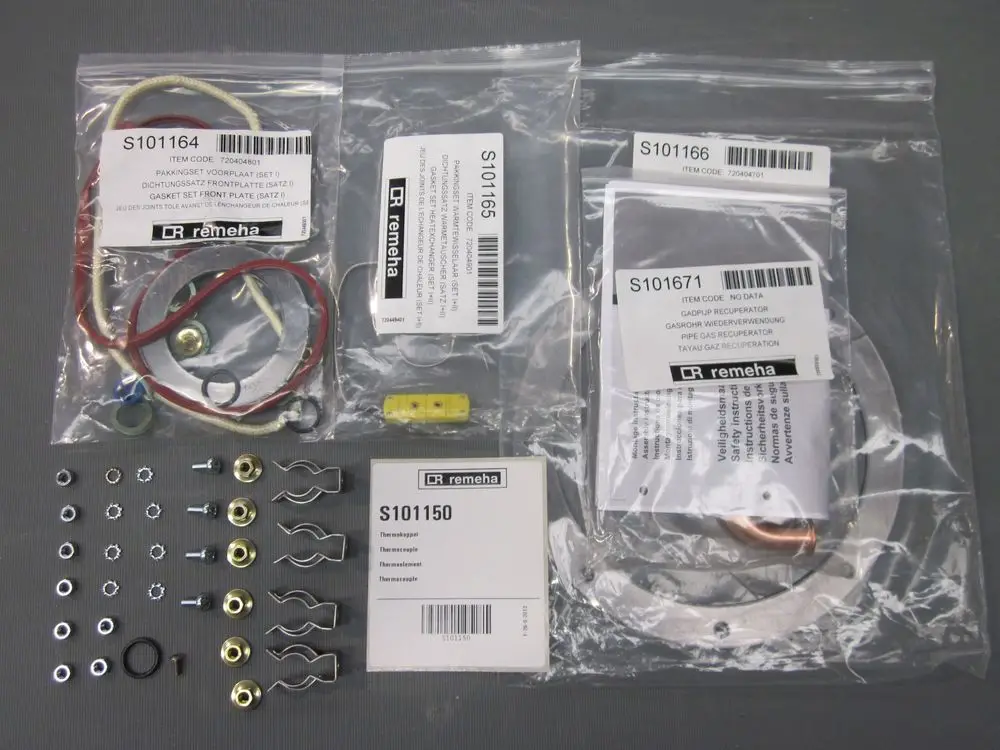 Remeha Thermoelement und diverse Zubehörteile in durchsichtigen Verpackungen. Enthält Riegel, Dichtungen, Schrauben und einen Gaskomponenten-Adapter.